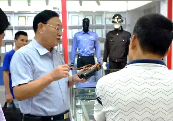 广东省东莞军分区原司令员莅临YP街机电子科技集团参观指导