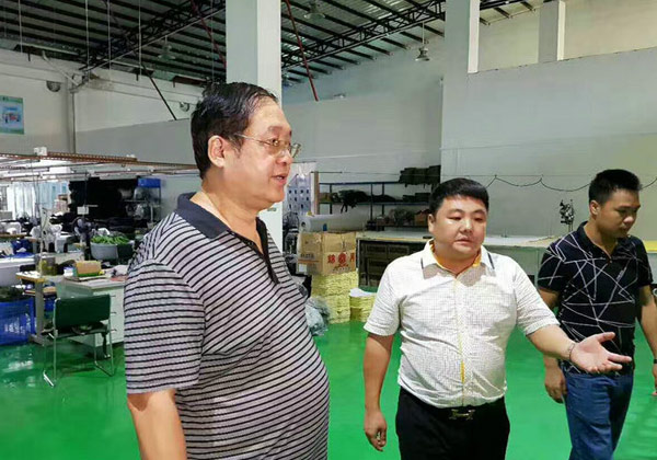 热烈欢迎海南省公安厅李力副巡视员和柬埔寨国际航空赵伟董事长莅临YP街机电子科技集团考察指导工作