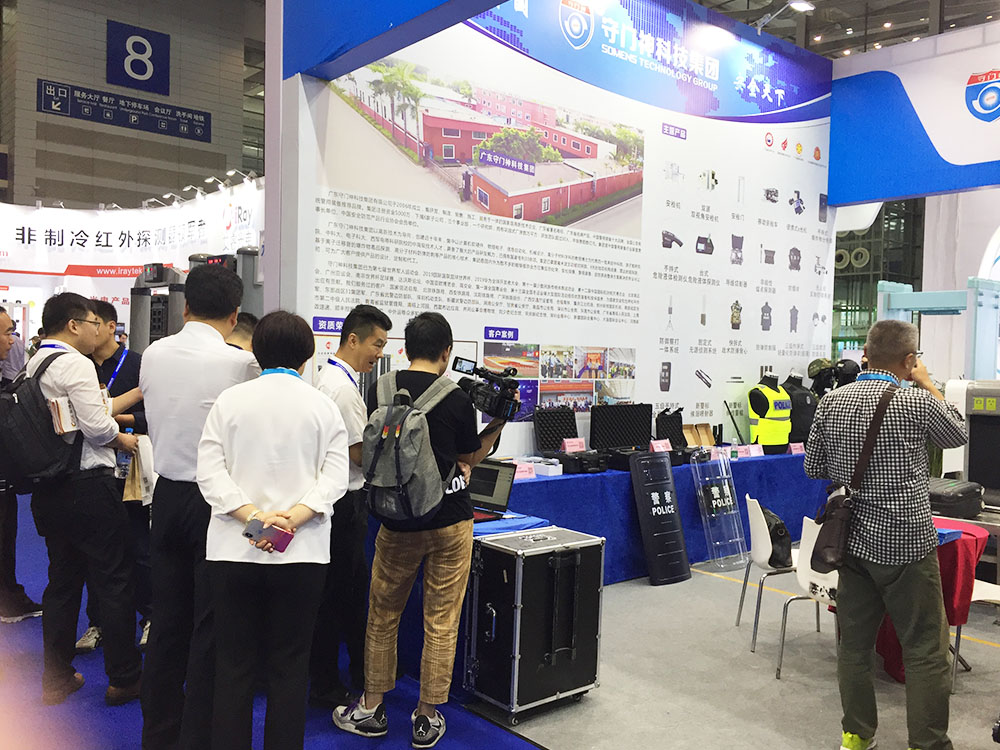 由YP街机电子旗下子公司深圳市警鑫时代科技有限公司研发的无人机防御察打系统也备受关注