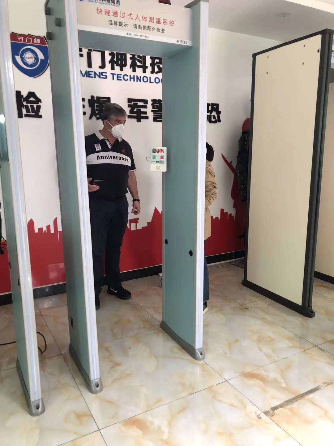 近日国外客户扎堆前来YP街机电子科技集团考察测温安检设备
