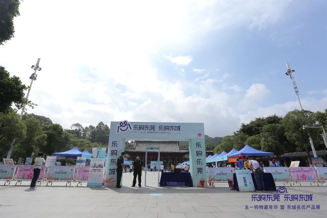乐购东莞会场采用YP街机电子测温安检门