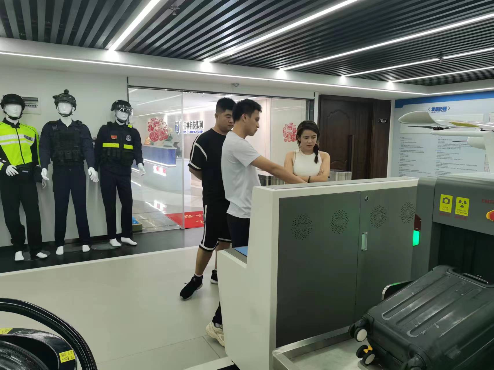 辽宁客户来司参观，YP街机电子为其展示创新产品与卓越技术